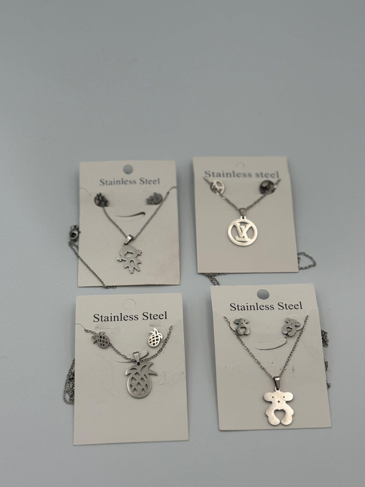 Set de Cadenas y Aretes en Acero Inoxidable –Modelos Variados Docena (12 Sets)